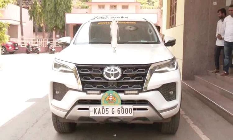 ಉಪಸಭಾಧ್ಯಕ್ಷ ರುದ್ರಪ್ಪ ಲಮಾಣಿ ಸರಕಾರಿ ಕಾರಲ್ಲಿ ಪುತ್ರನ ಬಿಂದಾಸ್‌ ಓಡಾಟ!