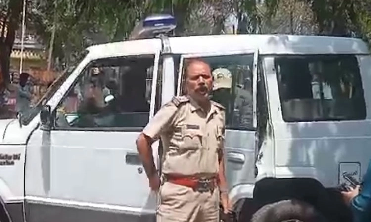 Hunsur: ಬೇಲಿ ಪೊದೆಯಲ್ಲಿ ನವಜಾತ ಶಿಶು ಪತ್ತೆ; ಪೊಲೀಸರಿಂದ ರಕ್ಷಣೆ