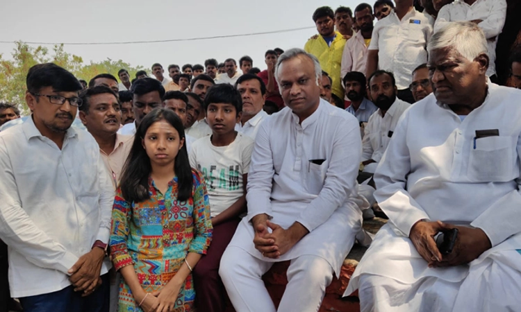 ಪತ್ರಕರ್ತ ನಾಗಯ್ಯಸ್ವಾಮಿ ಅಲ್ಲೂರು ಕುಟುಂಬ ಭೇಟಿ ಮಾಡಿ ಸಾಂತ್ವನ ಹೇಳಿದ ಪ್ರಿಯಾಂಕ್ ಖರ್ಗೆ