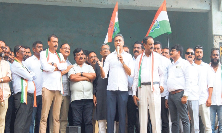 ಶಾಸಕರ ತೇಜೋವಧೆ: ಮಡಿಕೇರಿ ಕಾಂಗ್ರೆಸ್‌ನಿಂದ ತೀವ್ರ ಪ್ರತಿಭಟನೆ