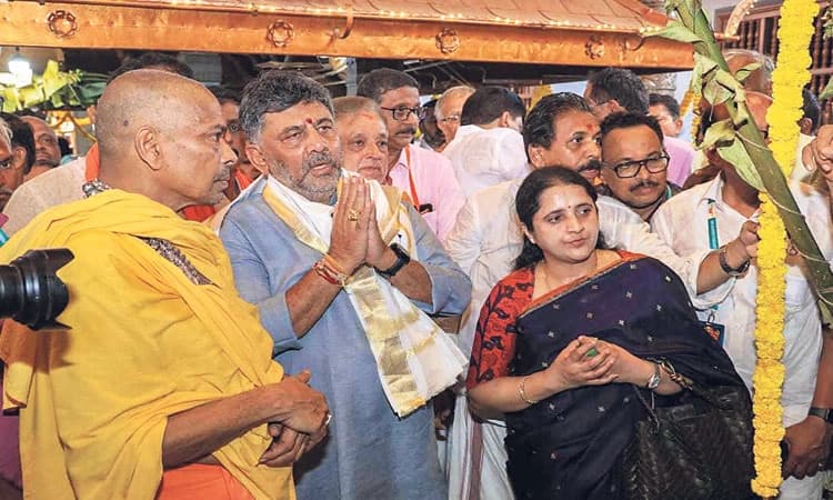 ಮಧೂರು ದೇವರ ದರ್ಶನ ಪಡೆದ ಡಿಸಿಎಂ ಡಿ.ಕೆ.ಶಿವಕುಮಾರ್‌ ದಂಪತಿ