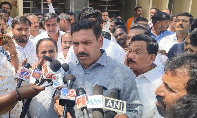 ವಿನಯ್‌ ಆತ್ಮಹ*ತ್ಯೆ ಪ್ರಕರಣ: ಡಿವೈಎಸ್‌ಪಿ ಕಚೇರಿ ಎದುರು ಬಿಜೆಪಿಗರಿಂದ ಪ್ರತಿಭಟನೆ, ಗುಡುಗು