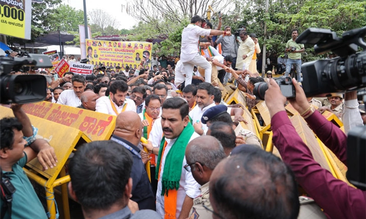 BJP ಪ್ರತಿಭಟನೆ ಕಿಚ್ಚು: ಸಿಎಂ ಸಿದ್ದರಾಮಯ್ಯ ಮನೆ ಮುತ್ತಿಗೆ ಯತ್ನ