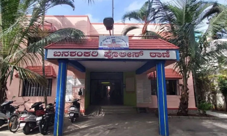 Extortion: ಇಸ್ಪೀಟ್‌ ಆಡುತ್ತಿದ್ದ 10 ಜನರನ್ನು ವಿವಸ್ತ್ರಗೊಳಿಸಿ 10 ಲಕ್ಷ, ಚಿನ್ನ ಸುಲಿಗೆ