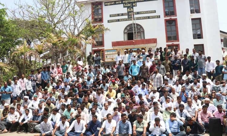 ಈ ಜಾಗ ನಮ್ಮದು, ಬಿಟ್ಟುಕೊಡುವ ಪ್ರಶ್ನೆ ಇಲ್ಲ: DC ಕಚೇರಿ ಮುಂದೆ ಮುಸ್ಲಿಂ ಮುಖಂಡರ ಪ್ರತಿಭಟನೆ