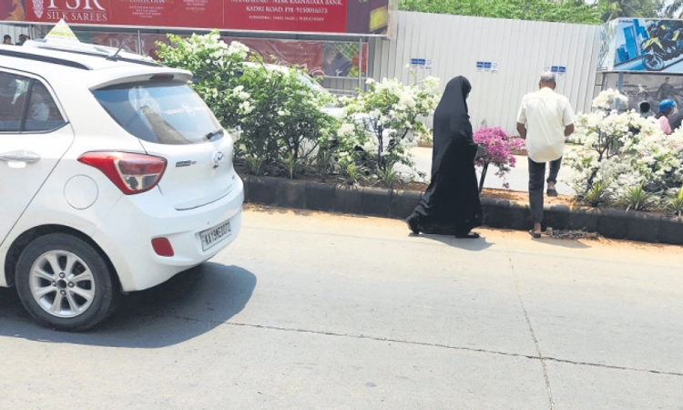 mangaluru: ಜ್ಯೋತಿ ಬಸ್‌ ನಿಲ್ದಾಣ; ರಸ್ತೆ ದಾಟುವ ಅಪಾಯ