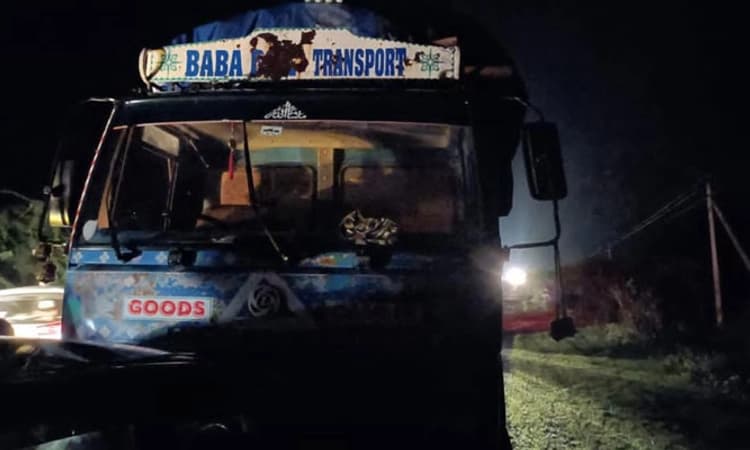 ಕಾರು – ಲಾರಿ ನಡುವೆ ಭೀಕರ ಅಪಘಾತ; ಒಂದೇ ಕುಟುಂಬದ ಆರು ಮಂದಿ ದುರ್ಮರಣ