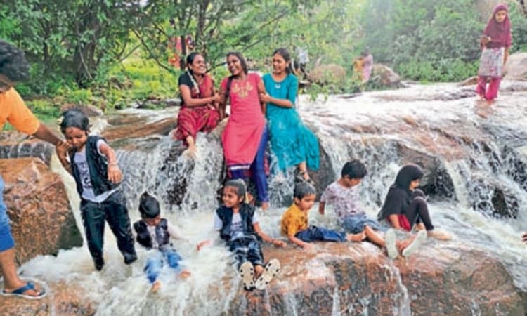 ಸಗರಾದ್ರಿ ಬೆಟ್ಟದಲ್ಲಿ ಜಲಪಾತ ವೈಭವ