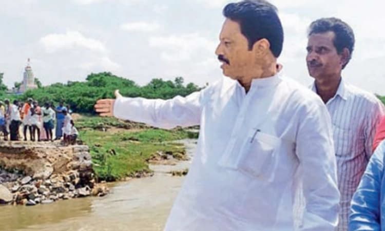 ಕೊಚ್ಚಿ ಹೋದ ಮುಷ್ಟೂರು ಸೇತುವೆ ಪರಿಶೀಲನೆ