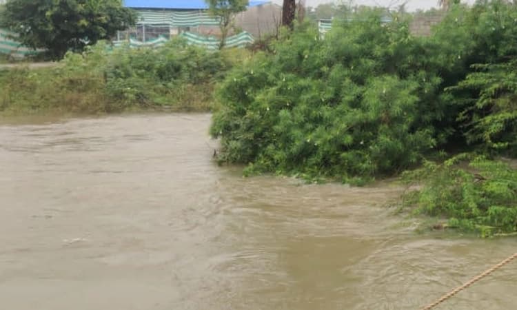 ಮೀನು ಹಿಡಿಯುತ್ತಿರುವ ವೇಳೆ ಕಾಲುವೆಯಲ್ಲಿ ಕೊಚ್ಚಿ ಹೋದ ಯುವಕ