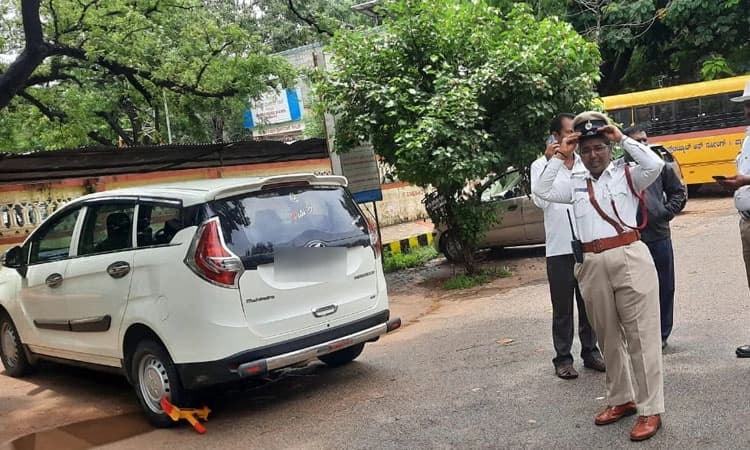 ಪೊಲೀಸ್ ಠಾಣೆ ಎದುರಿನಲ್ಲೇ ಕಾರು ಪಾರ್ಕಿಂಗ್ ಪೊಲೀಸರು,ಸಾರ್ವಜನಿಕರ ಸಂಚಾರಕ್ಕೆ ತೊಂದರೆ
