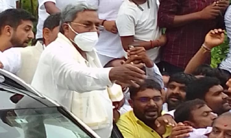 ಅಮೃತ ಮಹೋತ್ಸವ ಕಾರ್ಯಕ್ರಮಕ್ಕೂ ಮುನ್ನ ದೇವಸ್ಥಾನ, ದರ್ಗಾಕ್ಕೆ ಭೇಟಿ ನೀಡಿದ ಸಿದ್ದರಾಮಯ್ಯ