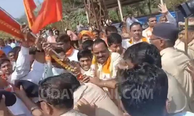 ಬೆಳಗಾವಿ ಗಡಿಯಲ್ಲಿ ಶಿವಸೇನೆ-ಪೊಲೀಸರ ಮಧ್ಯೆ ನೂಕಾಟ-ತಳ್ಳಾಟ