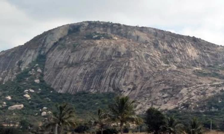 ಗುಡಿಬಂಡೆ ವರ್ಲಕೊಂಡ ಬೆಟ್ಟಕ್ಕೆ ಗಣಿಆಪತ್ತು? ಅಧಿಕಾರಿಗಳು ಮೌನ: ಸ್ಥಳೀಯರಿಗೆ ಆತಂಕ