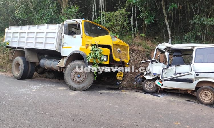 ಕಾರಿಗೆ ಟಿಪ್ಪರ್ ಡಿಕ್ಕಿ : ಕಾರಿನಲ್ಲಿದ್ದ ಇಬ್ಬರಿಗೆ ಗಂಭೀರ ಗಾಯ