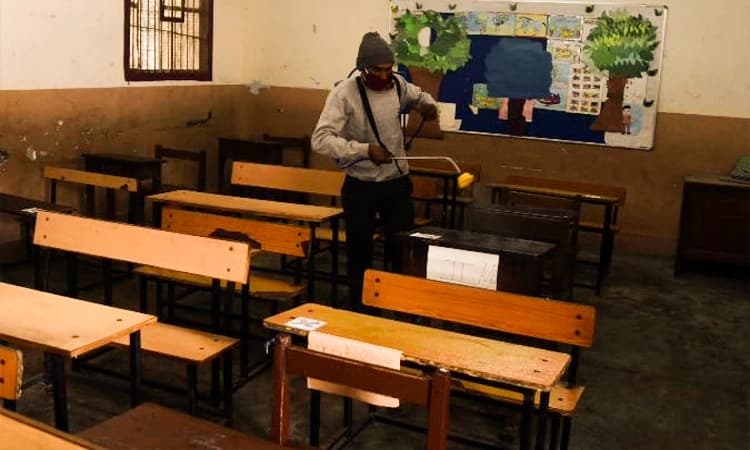 ಮೂವರಿಗೆ ಕೊರೊನಾ: ಮೂರು ಶಾಲೆಗಳಿಗೆ ರಜೆ
