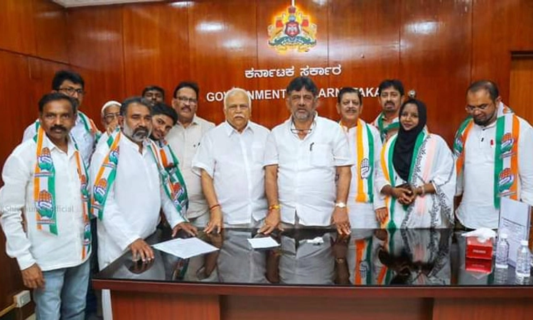 Dandeli ತೆನೆ ಇಳಿಸಿ ಕೈ ಹಿಡಿದ ನಗರಸಭೆ ಮಾಜಿ ಅಧ್ಯಕ್ಷ ಗೋವಿಂದ