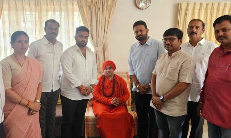 Panchamasali ಬಸವಜಯ ಮೃತ್ಯುಂಜಯ ಶ್ರೀ ಭೇಟಿ ಮಾಡಿದ ಹೆಬ್ಬಾಳಕರ್ ಕುಟುಂಬ