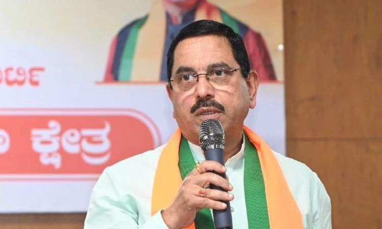 Hubli; ಒಳ್ಳೆಯ ಕೆಲಸ ತಮ್ಮಿಂದ, ಕೆಟ್ಟದಾದರೆ ಕೇಂದ್ರದಿಂದ ಎನ್ನುವ ಸಿದ್ದರಾಮಯ್ಯ: ಜೋಶಿ