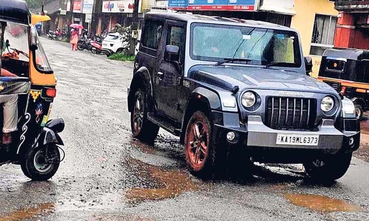 ನಗರದೊಳಗಿನ ರಸ್ತೆ ಮಧ್ಯೆ ಹೊಂಡ ಸೃಷ್ಟಿ!