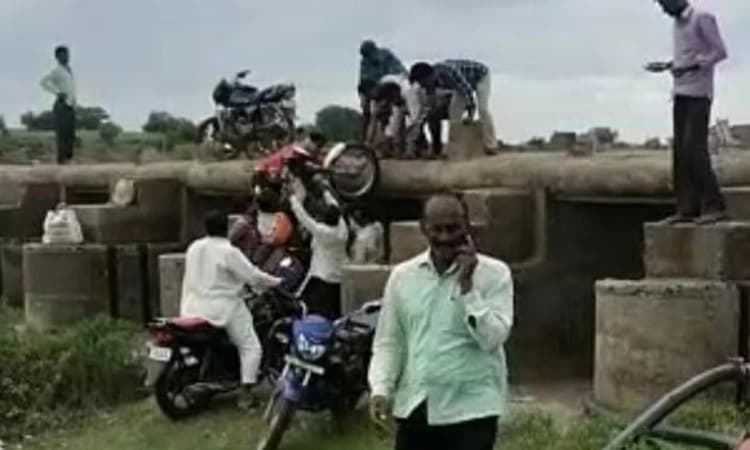 ವಿಜಯಪುರ: ಕೋವಿಡ್ ನಿಗ್ರಹಕ್ಕಾಗಿ ಹಿಂಗಣಿ ಬ್ಯಾರೇಜ್ ನಿರ್ಬಂಧ : ಮುಳ್ಳುಕಂಟಿ ಮೀರಿ ಜನರ ಓಡಾಟ