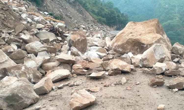 ಹಿಮಾಚಲ ಪ್ರದೇಶದಲ್ಲಿ ಭೂಕುಸಿತ ; ಓರ್ವನ ರಕ್ಷಣೆ, ಇನ್ನಿಬ್ಬರಿಗಾಗಿ ಮುಂದುವರಿದ ಶೋಧಕಾರ್ಯ