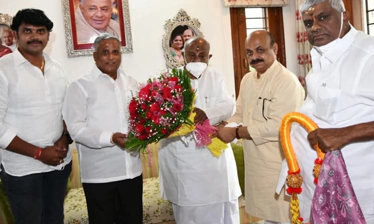 ಮಾಜಿ ಪ್ರಧಾನಿ ಎಚ್.ಡಿ ದೇವೇಗೌಡರನ್ನು ಭೇಟಿಯಾದ ಸಿಎಂ ಬಸವರಾಜ್ ಬೊಮ್ಮಾಯಿ