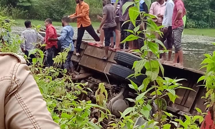 ಬೈಕ್ ಗೆ ಢಿಕ್ಕಿಯಾಗುವುದನ್ನು ತಪ್ಪಿಸುವ ಯತ್ನದಲ್ಲಿ ಕೆರೆಗೆ ಉರುಳಿದ ಕೆಎಸ್ಆರ್ ಟಿಸಿ ಬಸ್!