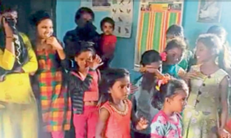 ತಬ್ಬಲಿ ಬಾಲಕಿ-ಬಾಲಮಂದಿರಕ್ಕೆ; ಅಧಿಕಾರಿಗಳು, ಹಾಡಿ ಮಕ್ಕಳ ಕಣ್ಣೀರು