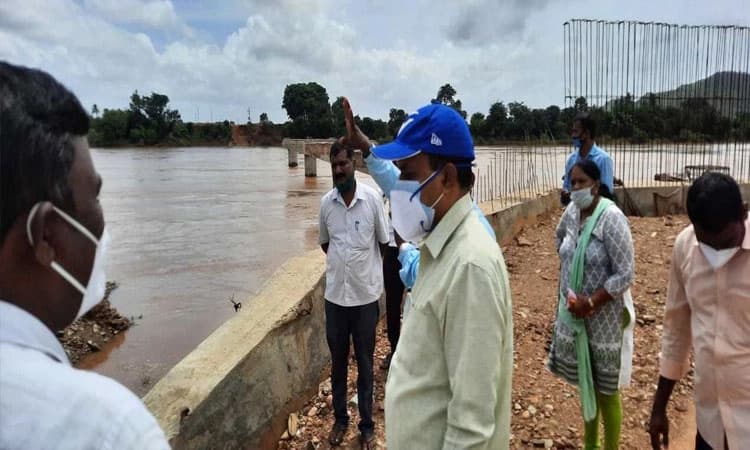 ನೆರೆಪೀಡಿತ ಪ್ರದೇಶಗಳಿಗೆ ಅಧಿಕಾರಿಗಳ ತಂಡ ಭೇಟಿ