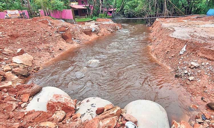 ಪೇಟೆಗೆ ಬರಲು ಹೊಳೆ ದಾಟುವುದೇ ಕಷ್ಟ !