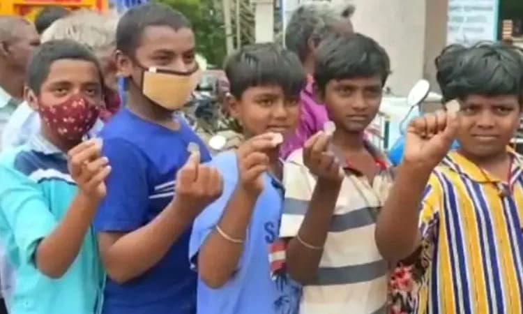 5 ಪೈಸೆ ಬಿರಿಯಾನಿಗಾಗಿ ಹೊಟೇಲ್ ಮುಂದೆ ಜಮಾಯಿಸಿದ ಜನರು:ಸಂಚಲನ ಸೃಷ್ಟಿಸಿದ ಮಾಲೀಕನ ಘೋಷಣೆ