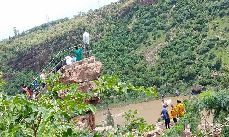ಪೊಲೀಸರ ಕಣ್ತಪ್ಪಿಸಿ ಫಾಲ್ಸ್‌ ವೀಕ್ಷಣೆ