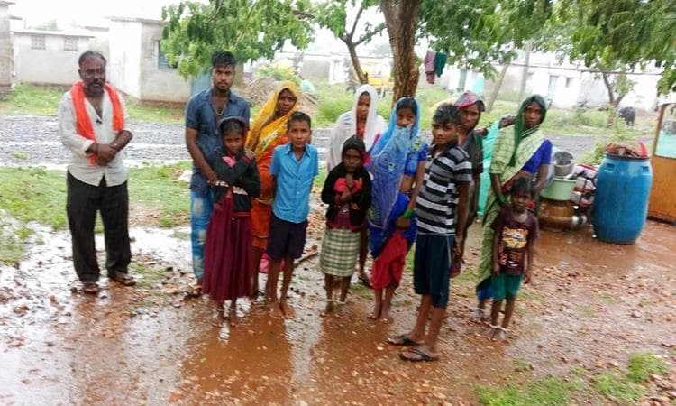 ಬೀದಿಗೆ ಬಿದ್ದ ಹಂಪಿಹೊಳಿ ಗ್ರಾಮದ ನೆರೆ ಸಂತ್ರಸ್ತರು