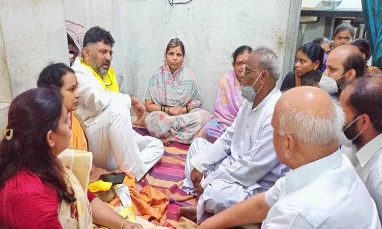 ಆತ್ಮಹತ್ಯೆಗೆ ಶರಣಾದ ನೇಕಾರನ ಕುಟುಂಬಕ್ಕೆ ಡಿಕೆಶಿ ಸಾಂತ್ವಾನ