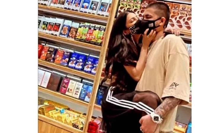 ರೀಟೆಲ್​ ಸ್ಟೋರ್​ನಲ್ಲಿ ಭಾಯ್ ಫ್ರೆಂಡ್ ಗೆ ಕಿಸ್ ಮಾಡಿದ ನಟಿ