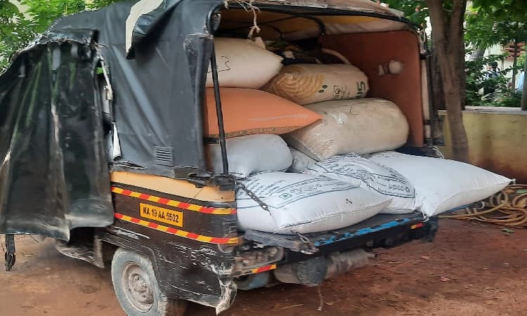 ಗಂಗಾವತಿ : ಅಕ್ರಮವಾಗಿ ಸಾಗಿಸುತ್ತಿದ್ದ ಪಡಿತರ ಅಕ್ಕಿ ಚೀಲಗಳ ವಶ