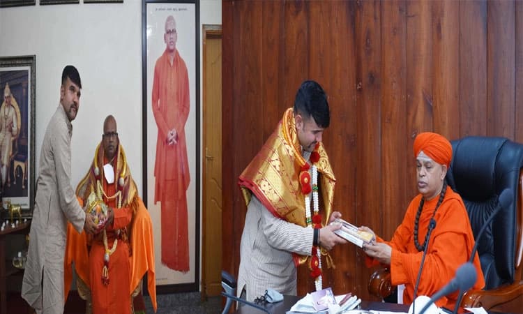 ಮಠಾಧೀಶರ ಆಶೀರ್ವಾದ ಪಡೆದ ಸಿಐಡಿ ಎಸ್ಪಿ ಚನ್ನಣ್ಣವರ್‌