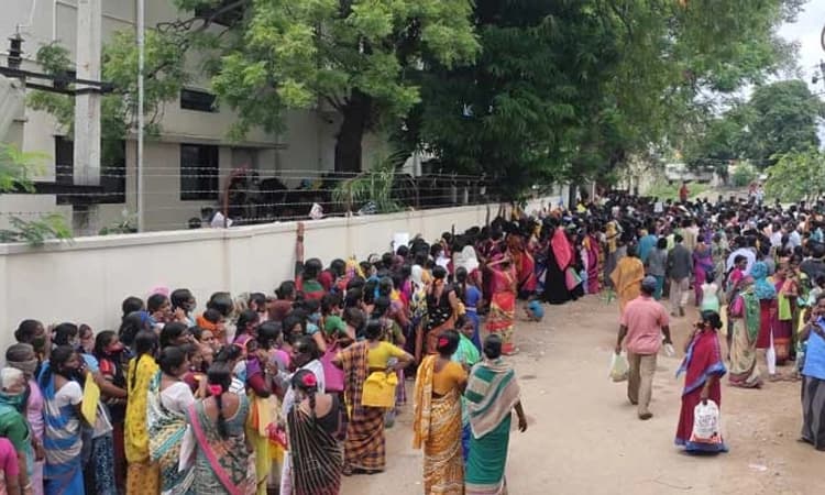 ರಾಯಚೂರು: ಕಿಟ್ ಗಾಗಿ ಕಾರ್ಮಿಕ ಇಲಾಖೆ ಎದುರು ನೂಕುನುಗ್ಗಲು!