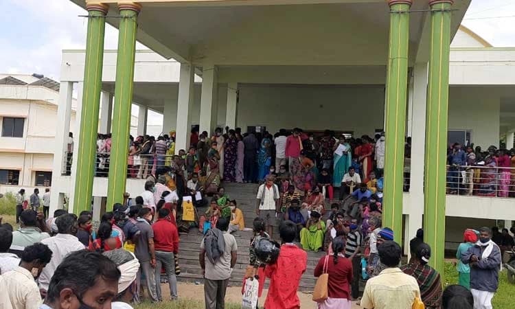 ಅರ್ಧ ದಿನಕಾಯ್ದರೂ ದೊರೆಯದ ಆಹಾರ ಕಿಟ್‌