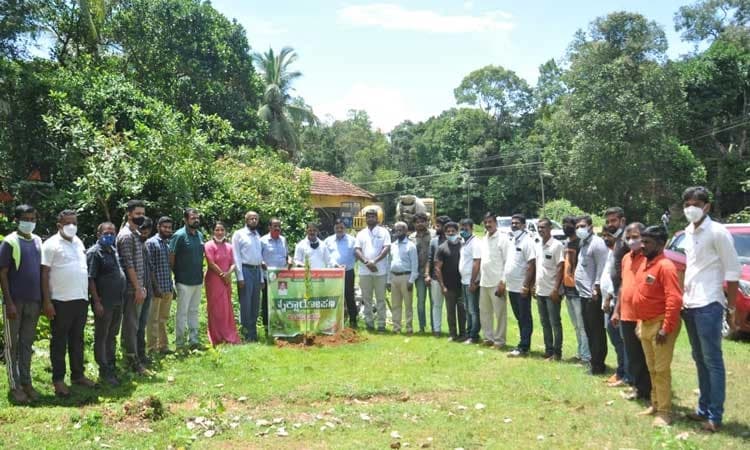 ಬಿಜೆಪಿ ಯುವ ಮೋರ್ಚಾ ಕುಂದಾಪುರ ವತಿಯಿಂದ ವೃಕ್ಷಾರೋಪಣ ಕಾರ್ಯಕ್ರಮ