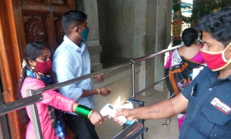 ಬಾಗಿಲು ತೆರೆದ ದೇಗುಲಗಳು, ಬೆರಳೆಣಿಕೆಯಷ್ಟು ಭಕ್ತರು