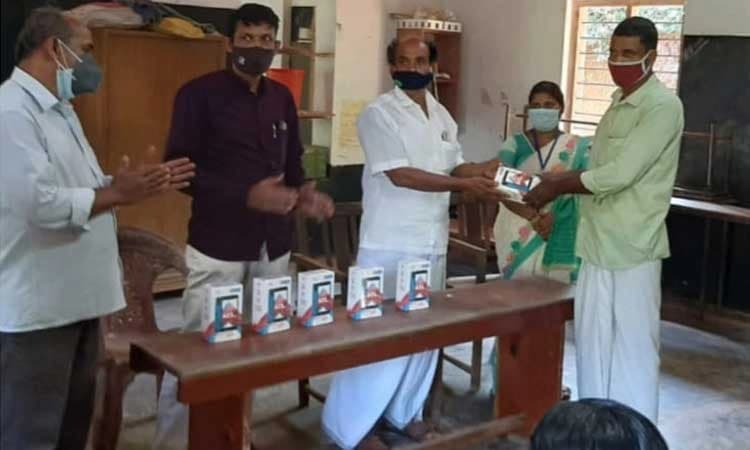 ದಾನಿಗಳಿಂದ ವಿದ್ಯಾರ್ಥಿಗಳ ಪೋಷಕರಿಗೆ ಸ್ಮಾರ್ಟ್ ಫೋನ್ ವಿತರಣೆ