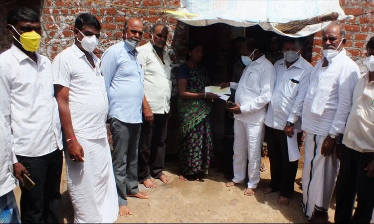 ಆಕ್ಸಿಜನ್‌ ದುರಂತದಲ್ಲಿ ಮೃತಪಟ್ಟವರ ಕುಟುಂಬಕ್ಕೆ ಕಾಂಗ್ರೆಸ್‌ ನೆರವು