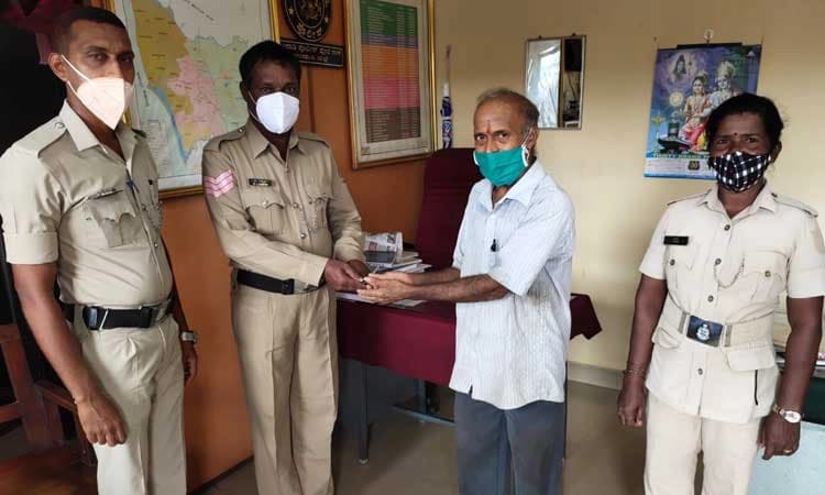 ಹೋಂ ಗಾರ್ಡ್ ಗೆ ಸಿಕ್ಕ ಮೊಬೈಲ್: ವಾರಸುದಾರರಿಗೆ ಹಸ್ತಾಂತರ