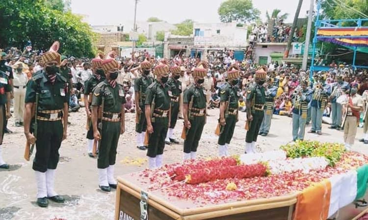 ತವರಿಗೆ ಆಗಮಿಸಿದ ವೀರಯೋಧ ಕಾಶಿರಾಯ ಪಾರ್ಥಿವ ಶರೀರ: ಪಂಚಭೂತಗಳಲ್ಲಿ ಲೀನ