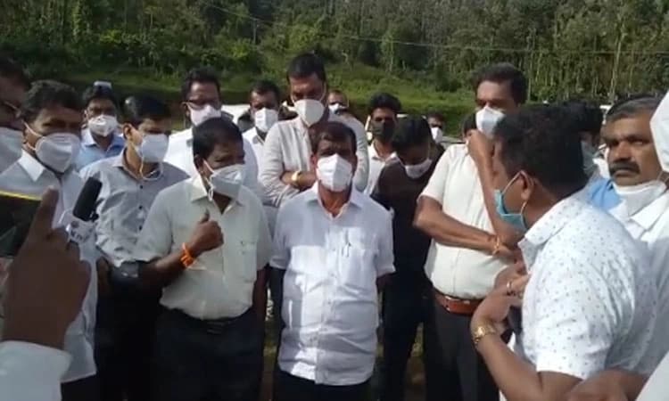 ಮನೆ ಕಟ್ಟಿ ಕೊಡದಿದ್ದಕ್ಕೆ ಪ್ರವಾಹ ಸಂತ್ರಸ್ತರಿಂದ ಸಚಿವ ಅಂಗಾರ ಗೆ ಕ್ಲಾಸ್..!