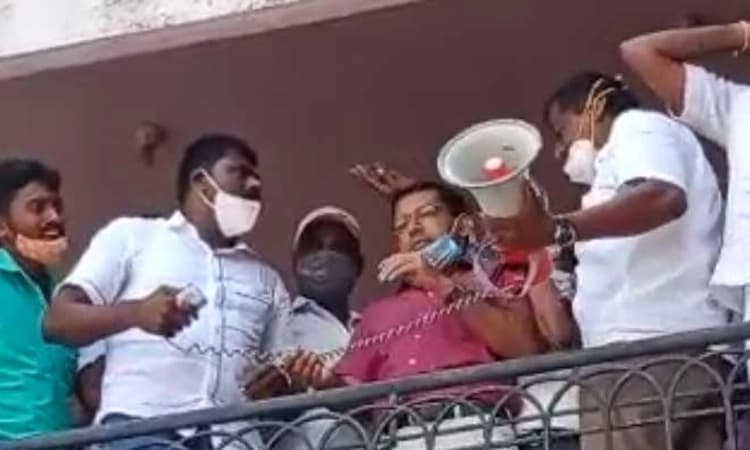 ಹಾಸನ: ಕಾರ್ಮಿಕರಿಗೆ ಫುಟ್ ಕಿಟ್ ವಿತರಣೆ ಸಂದರ್ಭ ಕಾಂಗ್ರೆಸ್ ನಾಯಕರ ‘ಮೈಕ್’ ಕಿತ್ತಾಟ