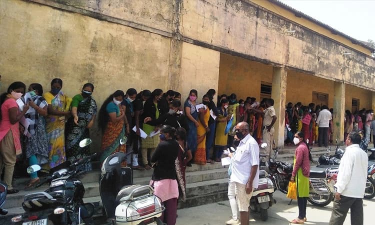 ಲಸಿಕೆ ಕೊರತೆ, ಕಾದು ಸುಸ್ತಾಗಿ ವಾಪಸ್ಸಾದ ಜನ