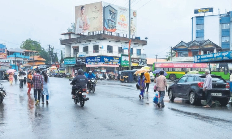 Karkala: ಪಾರ್ಕಿಂಗ್‌ಗೆ ಜಾಗವೇ ಇಲ್ಲ; ಹಾಗಾಗಿ ಕಂಡ ಕಡೆ ಠಿಕಾಣಿ!